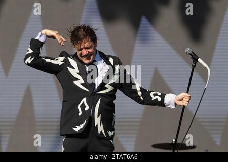 São PAULO, BRÉSIL - 2 DÉCEMBRE : Howlin' Pelle Almqvist de The Hives se produit sur scène pendant la 1e journée de Primavera Sound Brazil 2023 à Autódromo José Carlos Pace le 2 décembre 2023, à Sao Paulo/SP, Brésil. (Photo de Leandro Bernardes/PxImages) crédit : PX Images/Alamy Live News Banque D'Images