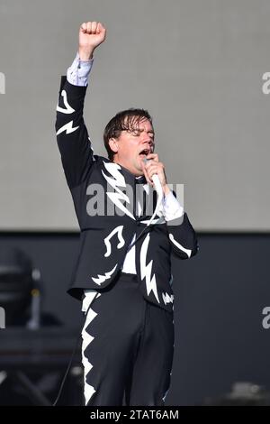 Sao Paulo, Brésil. 02 décembre 2023. São PAULO, BRÉSIL - 2 DÉCEMBRE : Howlin' Pelle Almqvist de The Hives se produit sur scène pendant la 1e journée de Primavera Sound Brazil 2023 à Autódromo José Carlos Pace le 2 décembre 2023, à Sao Paulo/SP, Brésil. (Photo de Leandro Bernardes/PxImages) crédit : PX Images/Alamy Live News Banque D'Images