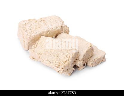 Morceaux de savoureux halva isolé sur blanc Banque D'Images