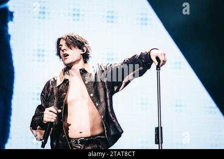 Rome, Italie. 02 décembre 2023. Mirko Manuele Martorana plus connu sous le nom de Rkomi se produit sur scène au Palazzo dello Sport à Rome. Crédit : SOPA Images Limited/Alamy Live News Banque D'Images