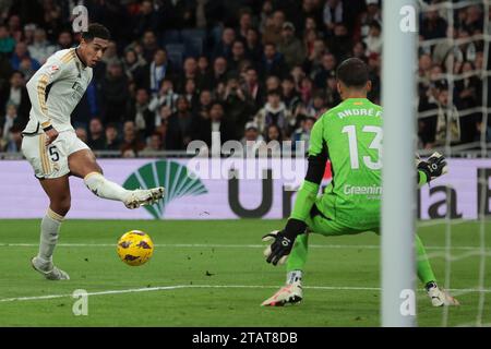 Madrid, Espagne. 02 décembre 2023. Madrid Espagne ; 02.12.2023.- le joueur de Bellingham Real Madrid, le Real Madrid, bat Grenade 2-0 lors de la journée 15 du football espagnol. Avec des buts de Brahim Díaz 26' et Rodrigo Goes 57', le Real Madrid bat Grenade au stade Santiago Bernabéu dans la capitale du Royaume d'Espagne lors du 15e match de la Ligue espagnole. Crédit : Juan Carlos Rojas/dpa/Alamy Live News Banque D'Images