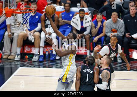 Los Angeles, États-Unis. 02 décembre 2023. Draymond Green (L) des Golden State Warriors va au panier contre les Clippers de Los Angeles lors d'un match de basket-ball NBA au Crypto.com Arena. Clippers a gagné 113-112. (Photo de Ringo Chiu/SOPA Images/Sipa USA) crédit : SIPA USA/Alamy Live News Banque D'Images