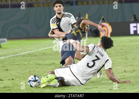 Surakarta, Indonésie. 2 décembre 2023. Le Français Tidiam Gomis (C) concourt lors du match final entre l'Allemagne et la France à la coupe du monde U17 de la FIFA à Surakarta, Java Central, Indonésie, le 2 décembre 2023. Crédit : Agung Kuncahya B./Xinhua/Alamy Live News Banque D'Images