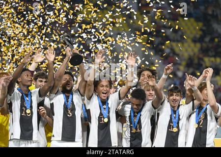 Surakarta, Indonésie. 2 décembre 2023. Les joueurs allemands célèbrent lors de la cérémonie de remise des prix après avoir remporté le dernier match entre l'Allemagne et la France lors de la coupe du monde U17 de la FIFA à Surakarta, Java central, Indonésie, le 2 décembre 2023. Crédit : Agung Kuncahya B./Xinhua/Alamy Live News Banque D'Images