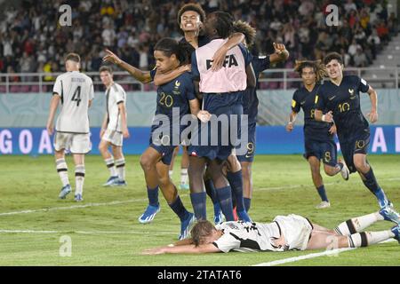 Surakarta, Indonésie. 2 décembre 2023. Les joueurs de France célèbrent les scores lors du dernier match entre l'Allemagne et la France lors de la coupe du monde U17 de la FIFA à Surakarta, Java central, Indonésie, le 2 décembre 2023. Crédit : Agung Kuncahya B./Xinhua/Alamy Live News Banque D'Images