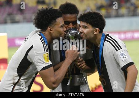 Surakarta, Indonésie. 2 décembre 2023. Les joueurs allemands embrassent le trophée lors de la cérémonie de remise des prix après avoir remporté le dernier match entre l'Allemagne et la France à la coupe du monde U17 de la FIFA à Surakarta, Java central, Indonésie, le 2 décembre 2023. Crédit : Agung Kuncahya B./Xinhua/Alamy Live News Banque D'Images