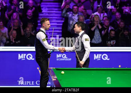 York, Grande-Bretagne. 2 décembre 2023. Ding Junhui (R), de Chine, accueille Judd Trump, d’Angleterre, après leur match de demi-finale au UK Snooker Championship 2023 à York, en Grande-Bretagne, le 2 décembre 2023. Crédit : Zhai Zheng/Xinhua/Alamy Live News Banque D'Images