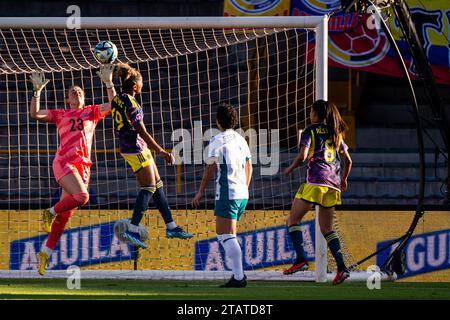 Bogota, Colombie. 02 décembre 2023. La colombienne Jorelyn Carabali tire un tir en tête lors du match amical international féminin entre la Colombie et la Nouvelle-Zélande au stade El Campin de Bogota, le 2 décembre 2023. Photo par : Sebastian Barros/long Visual Press crédit : long Visual Press/Alamy Live News Banque D'Images