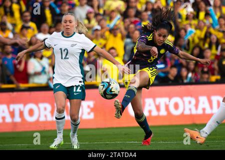 Bogota, Colombie. 02 décembre 2023. La colombienne Marcela Restrepo (droite) tire pour le but lors du match amical international féminin entre la Colombie et la Nouvelle-Zélande au stade El Campin de Bogota, le 2 décembre 2023. Photo par : Sebastian Barros/long Visual Press crédit : long Visual Press/Alamy Live News Banque D'Images