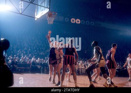 NEW YORK, NY - DÉCEMBRE 6 : Harry Gallatin #11 des Knicks de New York tire avec Jack Coleman #15 et Connie Simmons #4 des Royals de Rochester défendent lors d'un match NBA le 6 décembre 1955 au Madison Square Garden à New York, New York. (Photo de Hy Peskin) *** Légende locale *** Harry Gallatin ; Jack Coleman ; Connie Simmons Banque D'Images