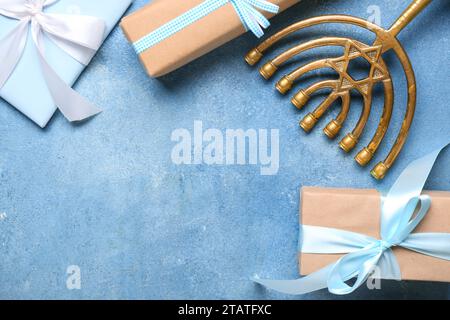 Composition avec menorah et cadeaux pour la célébration Hanukkah sur fond de couleur Banque D'Images