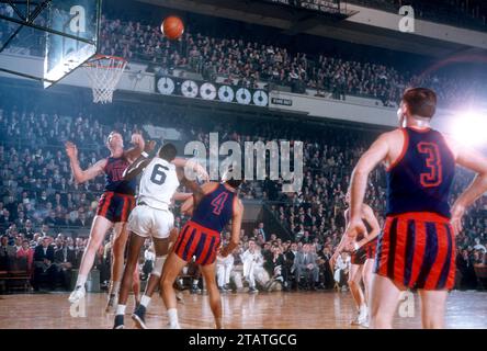 NEW YORK, NY - DÉCEMBRE 6 : Jack Coleman #15 et Connie Simmons #4 des Royals de Rochester se battent pour le rebond avec Walter Dukes #6 des Knicks de New York lors d'un match NBA le 6 décembre 1955 au Madison Square Garden à New York, New York. (Photo de Hy Peskin) *** Légende locale *** Jack Coleman ; Connie Simmons ; Walter Dukes Banque D'Images