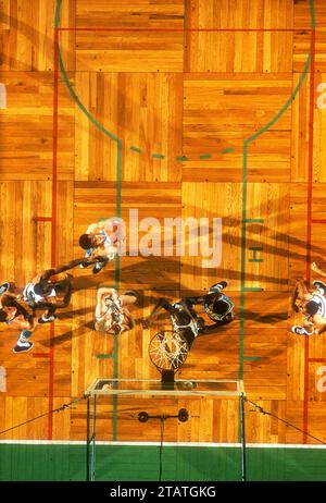 BOSTON, ma - DÉCEMBRE 12 : Ed Kalafat #23 des Lakers de Minneapolis s'empare du rebond de Kenny Sears #12 et NAT Clifton #8 des Knicks de New York lors d'un match NBA le 12 décembre 1956 au Boston Garden à Boston, Massachusetts. (Photo de Hy Peskin) *** Légende locale *** Ed Kalafat;Kenny Sears;NAT Clifton Banque D'Images