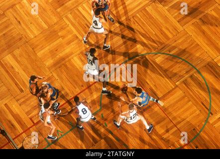 BOSTON, ma - DÉCEMBRE 12 : Ed Kalafat #23 des Lakers de Minneapolis dribble le ballon alors que Kenny Sears #12 et Ray Felix #19 des Knicks de New York défendent lors d'un match NBA le 12 décembre 1956 au Boston Garden à Boston, Massachusetts. (Photo de Hy Peskin) *** Légende locale *** Ed Kalafat;Kenny Sears;Ray Felix Banque D'Images