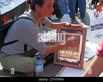 Lima, Pérou. 02 décembre 2023. Des femmes impriment des t-shirts et des banderoles sur lesquels on peut lire "la Palestine vit et résiste" lorsque des dizaines de personnes descendent dans les rues de Lima dans le cadre des activités de la Journée internationale de solidarité avec le peuple palestinien, célébrée chaque 29 novembre Credit : Agence de presse Fotoholica/Alamy Live News Banque D'Images