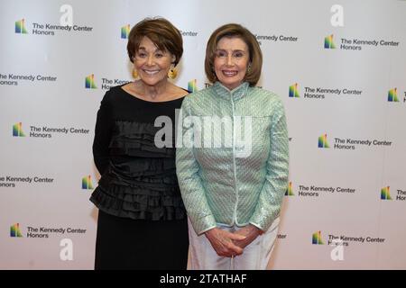 La représentante des États-Unis Anna Eschoo (démocrate de Californie), à gauche, et la représentante des États-Unis Nancy Pelosi (démocrate de Californie), à droite, arrivent pour la cérémonie du médaillon honorant les récipiendaires de la 46e cérémonie annuelle du Kennedy Center Honors au Département d'État à Washington, DC le samedi 2 décembre 2023. Les lauréats 2023 sont : l'acteur et comédien Billy Crystal ; la soprano renommée Renee Fleming ; le producteur-compositeur-interprète britannique et membre des Bee Gees, Barry Gibb ; le rappeur, chanteur et actrice Queen Latifah ; et la chanteuse Dionne Warwick.Credit : Ron Sachs/Pool/Sipa USA Banque D'Images