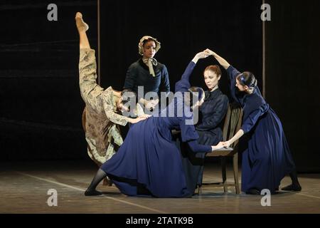 Hambourg, Allemagne. 30 novembre 2023. Les membres de l'ensemble du Ballet de Hambourg répètent la pièce Jane Eyre de la chorégraphe britannique Cathy Marston, basée sur le roman classique de Charlotte Brontë, à l'Opéra d'État de Hambourg. La pièce célèbre sa première allemande avec le Ballet de Hambourg le 3 décembre Crédit : Ulrich Perrey/dpa/Alamy Live News Banque D'Images