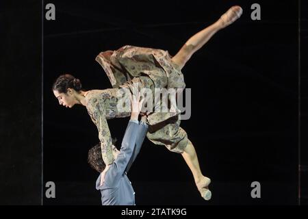 Hambourg, Allemagne. 30 novembre 2023. Les membres de l'ensemble du Ballet de Hambourg répètent la pièce Jane Eyre de la chorégraphe britannique Cathy Marston, basée sur le roman classique de Charlotte Brontë, à l'Opéra d'État de Hambourg. La pièce célèbre sa première allemande avec le Ballet de Hambourg le 3 décembre Crédit : Ulrich Perrey/dpa/Alamy Live News Banque D'Images