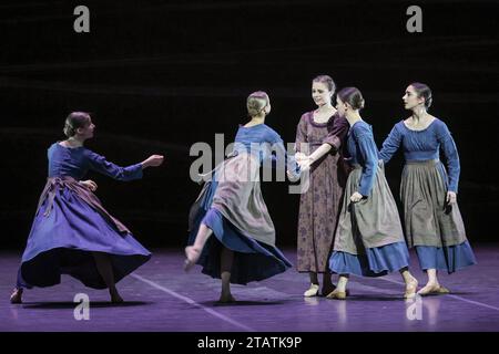 Hambourg, Allemagne. 30 novembre 2023. Les membres de l'ensemble du Ballet de Hambourg répètent la pièce Jane Eyre de la chorégraphe britannique Cathy Marston, basée sur le roman classique de Charlotte Brontë, à l'Opéra d'État de Hambourg. La pièce célèbre sa première allemande avec le Ballet de Hambourg le 3 décembre Crédit : Ulrich Perrey/dpa/Alamy Live News Banque D'Images