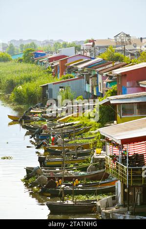 Bandar Anzali, Iran - 10th juin, 2022 : belles maisons iraniennes colorées le long de la rivière marécageuse à Bandar Anzali, attraction touristique de la côte de la mer caspienne. Banque D'Images