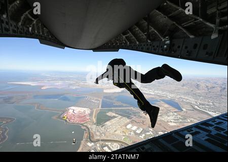 San Francisco, Californie, États-Unis. 19 novembre 2023. Un membre de l'équipe de parachutistes de la Navy The Leap Frogs quitte un avion C-17 Globemaster III au-dessus de Santa Clara, en Californie, en novembre. 19, 2023. Tous les membres de l'équipe ont servi dans un commandement opérationnel de la Nouvelle-Galles du Sud et ont mené des opérations réelles avant de faire partie de l'équipe. (Photo de l'US Air Force par l'aviateur Trenton Jancze) (image de crédit : © U.S. Air Force/ZUMA Press Wire) USAGE ÉDITORIAL SEULEMENT! Non destiné à UN USAGE commercial ! Banque D'Images