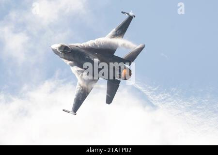 Floride, États-Unis. 11 novembre 2023. Le capitaine Aimee Rebel Fiedler, commandant et pilote de l'équipe de démonstration du F-16 Viper, vole pendant le Stuart Air Show, FL, le 11 novembre 2023. Le F-16 Viper Demo Team se produit à environ 24 spectacles aériens par an. (Image de crédit : © U.S. Air Force/ZUMA Press Wire) USAGE ÉDITORIAL SEULEMENT! Non destiné à UN USAGE commercial ! Banque D'Images