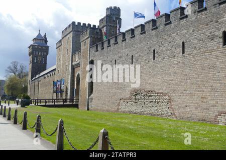 Cardiff, pays de Galles, Grande-Bretagne - avril 29 2016 : mur de Cardiff avec porte principale du château et du musée de Cardiff Banque D'Images