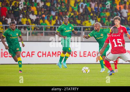 DAR ES SALAAM, TUNISIE – DÉCEMBRE 2 : PACOME PEODOH ZOUZOUA des jeunes Africains et défenseurs d’Al Ahly lors du match de Ligue des Champions de la CAF entre vous Banque D'Images