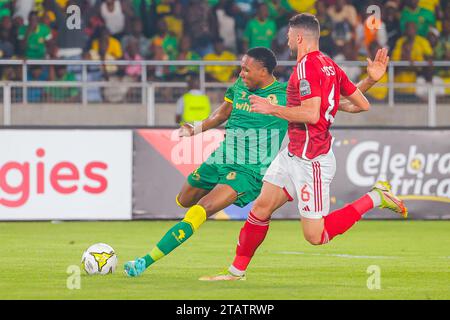 DAR ES SALAAM, TUNISIE – DÉCEMBRE 2 : CLEMENT FRANSES MZIZE des jeunes Africains et MOHAMED HANY GAMAL ELDEMERDASH d’Al Ahly lors des Champions de la CAF Banque D'Images