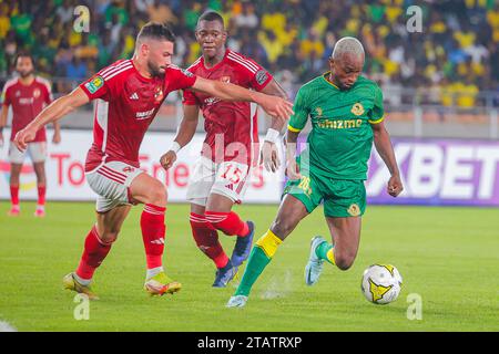 DAR ES SALAAM, TUNISIE – DÉCEMBRE 2 : PACOME PEODOH ZOUZOUA des jeunes Africains et défenseurs d’Al Ahly lors du match de Ligue des Champions de la CAF entre vous Banque D'Images