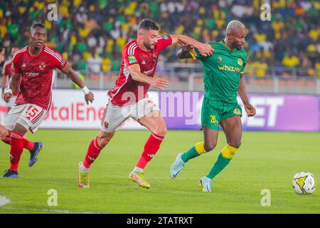 DAR ES SALAAM, TUNISIE – DÉCEMBRE 2 : PACOME PEODOH ZOUZOUA des jeunes Africains et défenseurs d’Al Ahly lors du match de Ligue des Champions de la CAF entre vous Banque D'Images