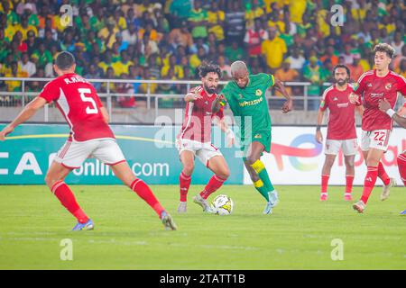 DAR ES SALAAM, TUNISIE – DÉCEMBRE 2 : PACOME PEODOH ZOUZOUA des jeunes Africains et défenseurs d’Al Ahly lors du match de Ligue des Champions de la CAF entre vous Banque D'Images