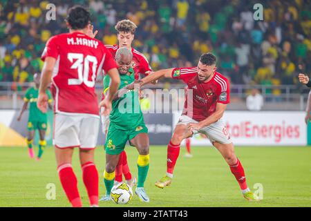 DAR ES SALAAM, TUNISIE – DÉCEMBRE 2 : PACOME PEODOH ZOUZOUA des jeunes Africains et défenseurs d’Al Ahly lors du match de Ligue des Champions de la CAF entre vous Banque D'Images