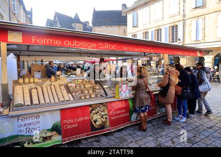 Sarlat, France. 2 décembre 2023. Vente de truffes et foie gras d'oie et de canard sur le marché de Sarlat pour les repas traditionnels de fin d'année (Noël, décembre 31 et janvier 1). La ville historique de Sarlat est la capitale du Périgord Noir, une région où l’élevage et la consommation de canards et d’oies, ainsi que la recherche et l’utilisation de truffes, font partie de la cuisine et de la gastronomie traditionnelles locales et françaises. Sarlat, Périgord, Dordogne, France, Europe. Photo Hugo Martin/Alamy Live News. Banque D'Images