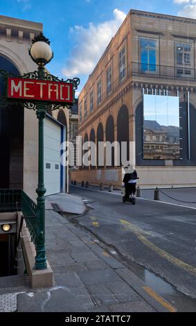 Entrée au métro de la ville tôt le matin, Paris Banque D'Images