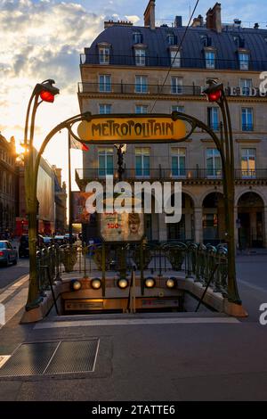 Entrée au métro de la ville tôt le matin, Paris Banque D'Images