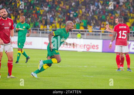 DAR ES SALAAM, TUNISIE – DÉCEMBRE 2 : PACOME PEODOH ZOUZOUA des jeunes Africains célèbrent leur but lors du match de Ligue entre les jeunes Africains du Tanzan Banque D'Images