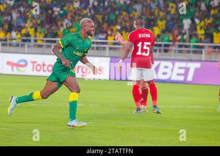 DAR ES SALAAM, TUNISIE – DÉCEMBRE 2 : PACOME PEODOH ZOUZOUA des jeunes Africains célèbrent leur but lors du match de Ligue entre les jeunes Africains du Tanzan Banque D'Images