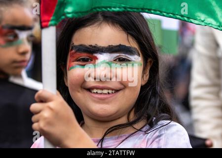 29 novembre 2023, BogotÃ, Colombie : un manifestant avec une peinture de visage de drapeau palestinien agite un drapeau pendant la manifestation. Marche à BogotÃ pour la Journée internationale de solidarité avec le peuple palestinien. (Image de crédit : © Antonio Cascio/SOPA Images via ZUMA Press Wire) USAGE ÉDITORIAL SEULEMENT! Non destiné à UN USAGE commercial ! Banque D'Images