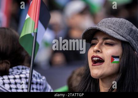 29 novembre 2023, BogotÃ, Colombie : un manifestant avec un drapeau palestinien peint en peinture chante des slogans pendant la manifestation. Marche à BogotÃ pour la Journée internationale de solidarité avec le peuple palestinien. (Image de crédit : © Antonio Cascio/SOPA Images via ZUMA Press Wire) USAGE ÉDITORIAL SEULEMENT! Non destiné à UN USAGE commercial ! Banque D'Images