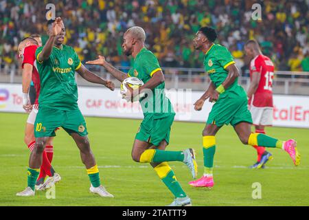 DAR ES SALAAM, TUNISIE – DÉCEMBRE 2 : PACOME PEODOH ZOUZOUA des jeunes Africains célèbrent leur but lors du match de Ligue entre les jeunes Africains du Tanzan Banque D'Images