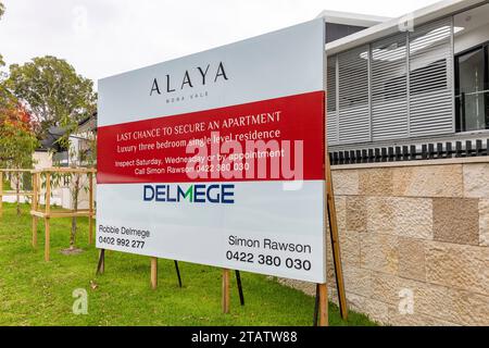 Nouvelles unités d'appartements construites à Mona Vale Sydney, agent Deluge avec grand conseil de commercialisation faisant la promotion de la dernière chance d'acheter une unité d'appartement, Sydney, Australie Banque D'Images