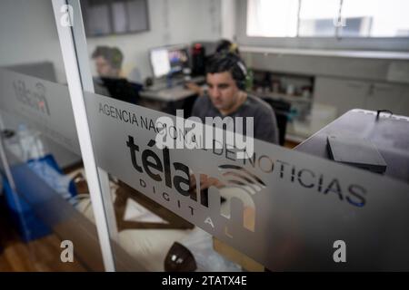 Buenos Aires, Argentine. 7 novembre 2023. Les rédacteurs travaillent dans une salle de rédaction de Telam à Buenos Aires, Argentine, le 7 novembre 2023. POUR ALLER AVEC 'Interview : Sommet mondial des médias plate-forme clé pour la coopération, dit le président de Telam' crédit : Martin Zabala/Xinhua/Alamy Live News Banque D'Images