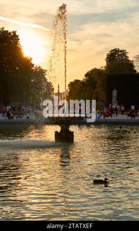 Soirée dans les jardins de la Tuillerie, Paris Banque D'Images