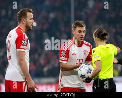 Joshua Kimmich (FC Bayern Muenchen, #06), Harry Kane (FC Bayern Muenchen, #09) sprechen mit Schiedsrichterin Stephanie Frappart (Frankreich), GER, FC Bayern Muenchen (FCB) vs FC Kopenhagen (FCK), Fussball, UEFA Champions League, 5. Spieltag, Gruppe A, saison 2023/2024, 29.11.2023 photo : Eibner-Pressefoto/Michael Memmler Banque D'Images