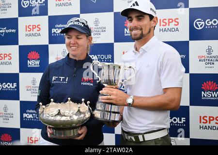 Ashleigh Buhai (à gauche) d'Afrique du Sud détient le trophée féminin alors qu'elle se tient à côté de Joaquin Niemann du Chili détenant le trophée masculin après avoir remporté le tournoi de golf Open d'Australie à l'Australian Golf Club à Sydney le 3 décembre 2023. PHOTO : IMAGE D'IZHAR KHAN LIMITÉE À UN USAGE ÉDITORIAL - STRICTEMENT AUCUNE UTILISATION COMMERCIALE Banque D'Images