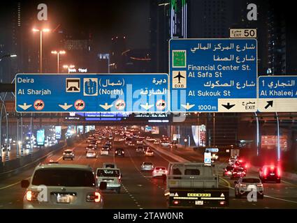 Dubaï, Émirats arabes Unis. 01 décembre 2023. Circulation à plusieurs voies sur Sheikh Zayed Road E11 en direction du nord. Crédit : Soeren Stache/dpa/Alamy Live News Banque D'Images