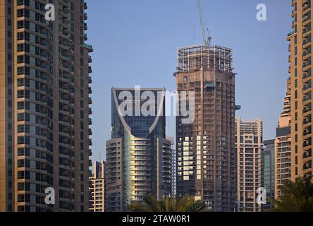 Dubaï, Émirats arabes Unis. 02 décembre 2023. Bâtiments résidentiels et commerciaux parallèles à Sheikh Zayed Road au sud-ouest du centre-ville. Crédit : Soeren Stache/dpa/Alamy Live News Banque D'Images