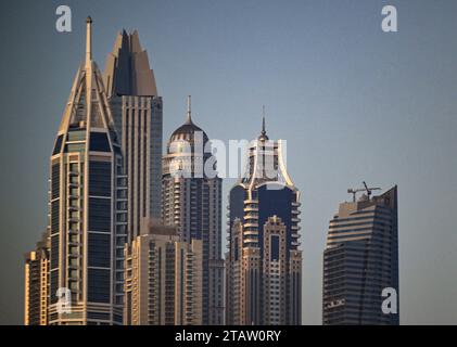 Dubaï, Émirats arabes Unis. 02 décembre 2023. Bâtiments résidentiels et commerciaux parallèles à Sheikh Zayed Road au sud-ouest du centre-ville. Crédit : Soeren Stache/dpa/Alamy Live News Banque D'Images