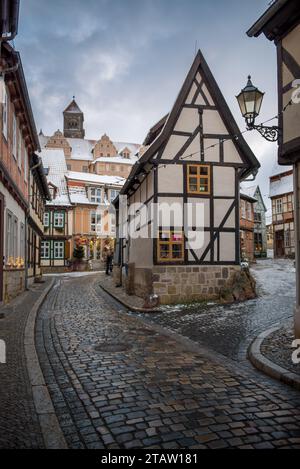 Trottoir et maisons à colombages dans l'hiver Quedlinburg Banque D'Images